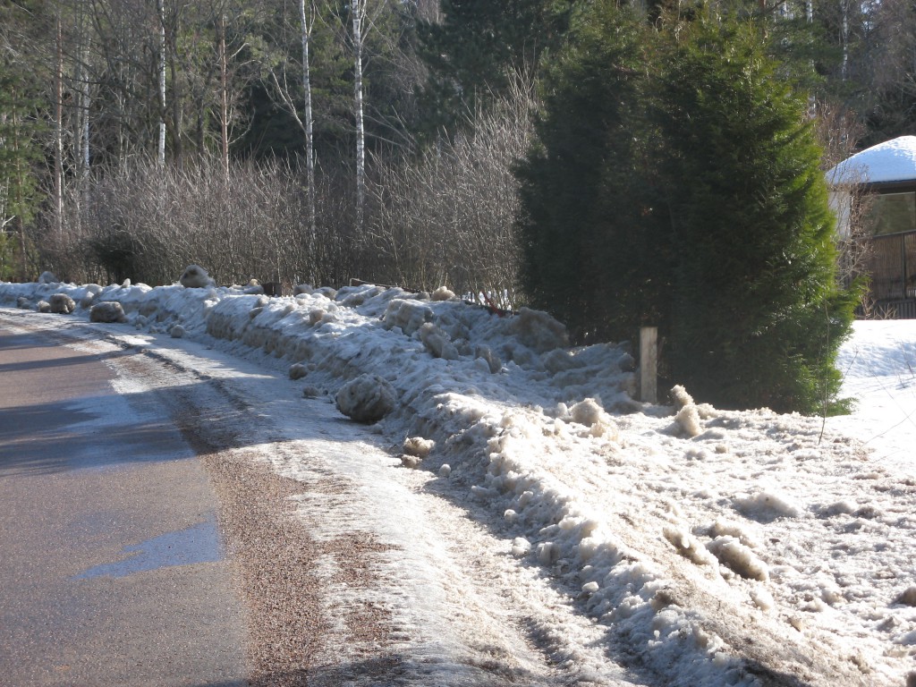 Snötäckt staket
