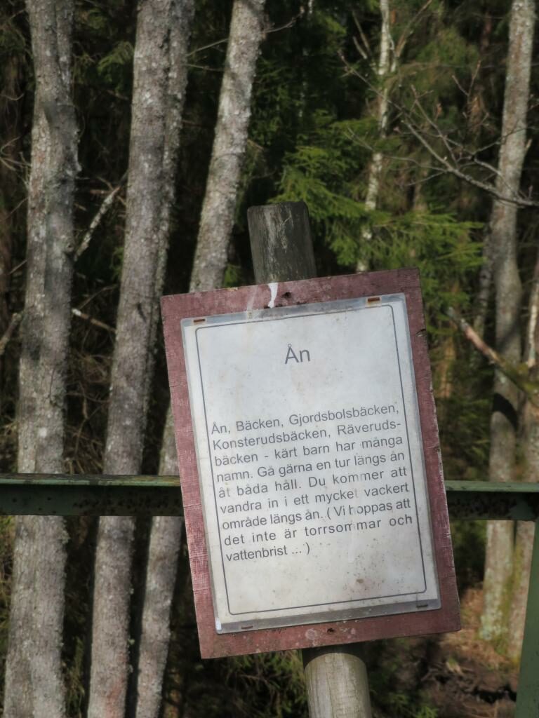 En skylt med text om Ån